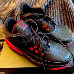 Jordan Max Aura 5 size 6.5y. Womens 8
